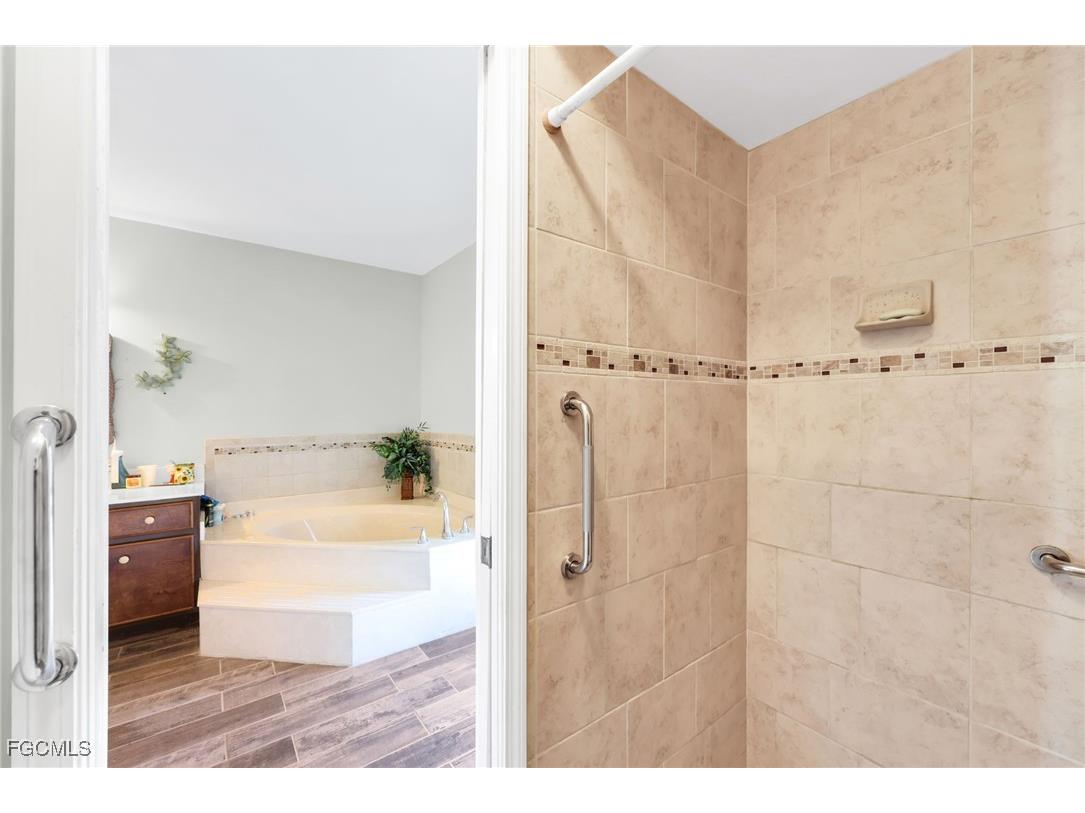 1942 SW 2nd Place Cape Coral FL 33991 2025024699 image21