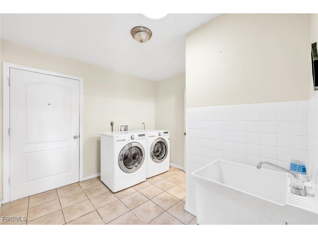 1942 SW 2nd Place Cape Coral FL 33991 2025024699 image26