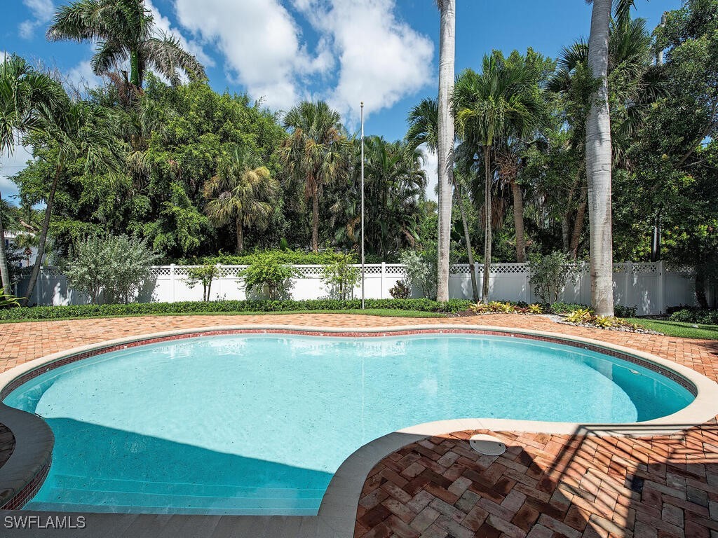 195 2nd Avenue N Naples FL 34102 225075483 image5