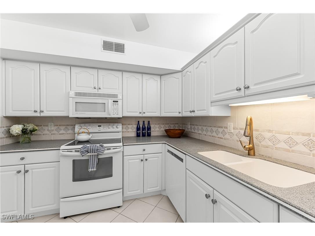 1977 Gulf Shore Boulevard N #204 Naples FL 34102 225072169 image14