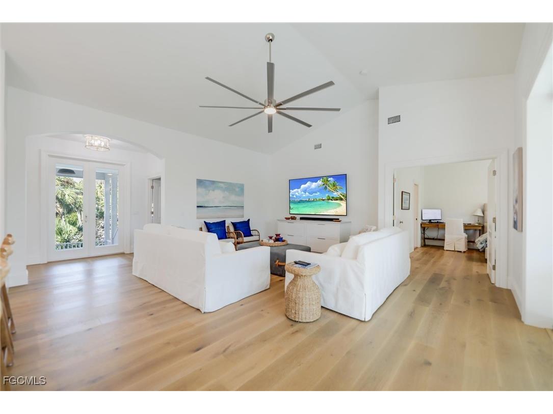 1990 My Tern Court Sanibel FL 33957 2025015594 image12