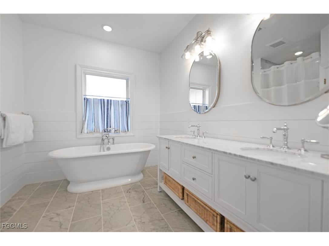 1990 My Tern Court Sanibel FL 33957 2025015594 image21