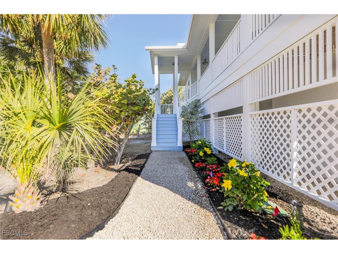 1990 My Tern Court Sanibel FL 33957 2025015594 image4