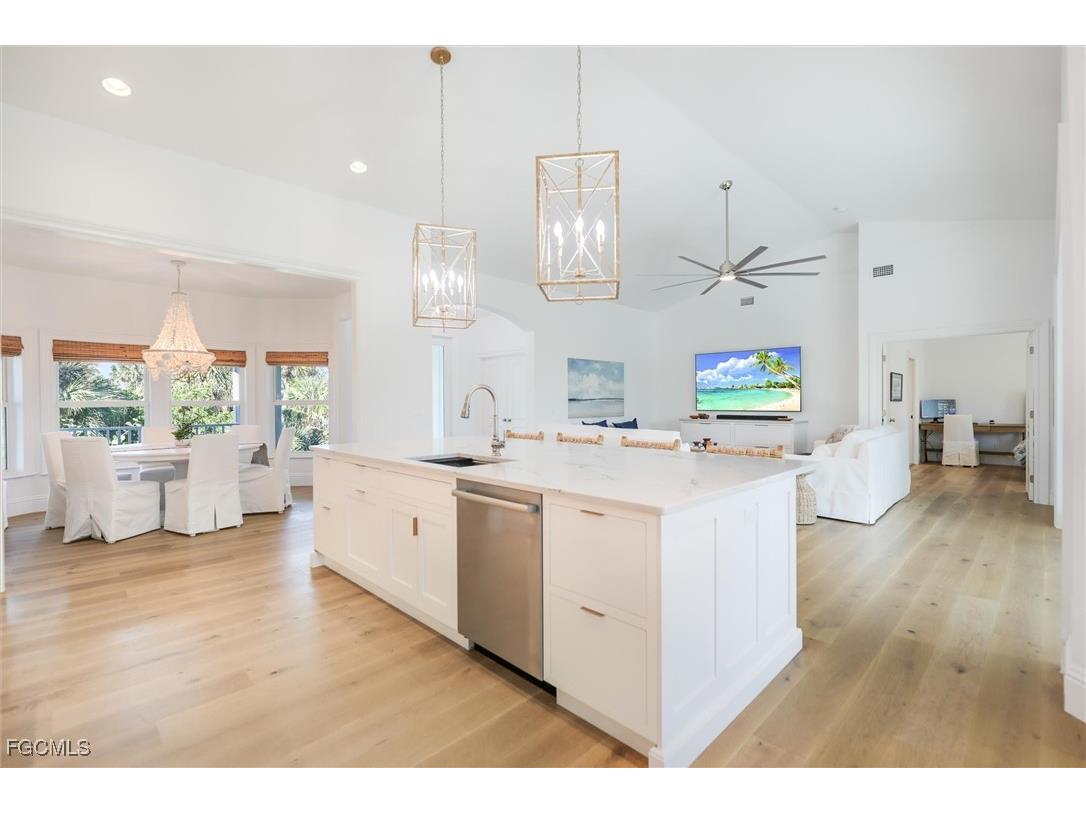 1990 My Tern Court Sanibel FL 33957 2025015594 image8