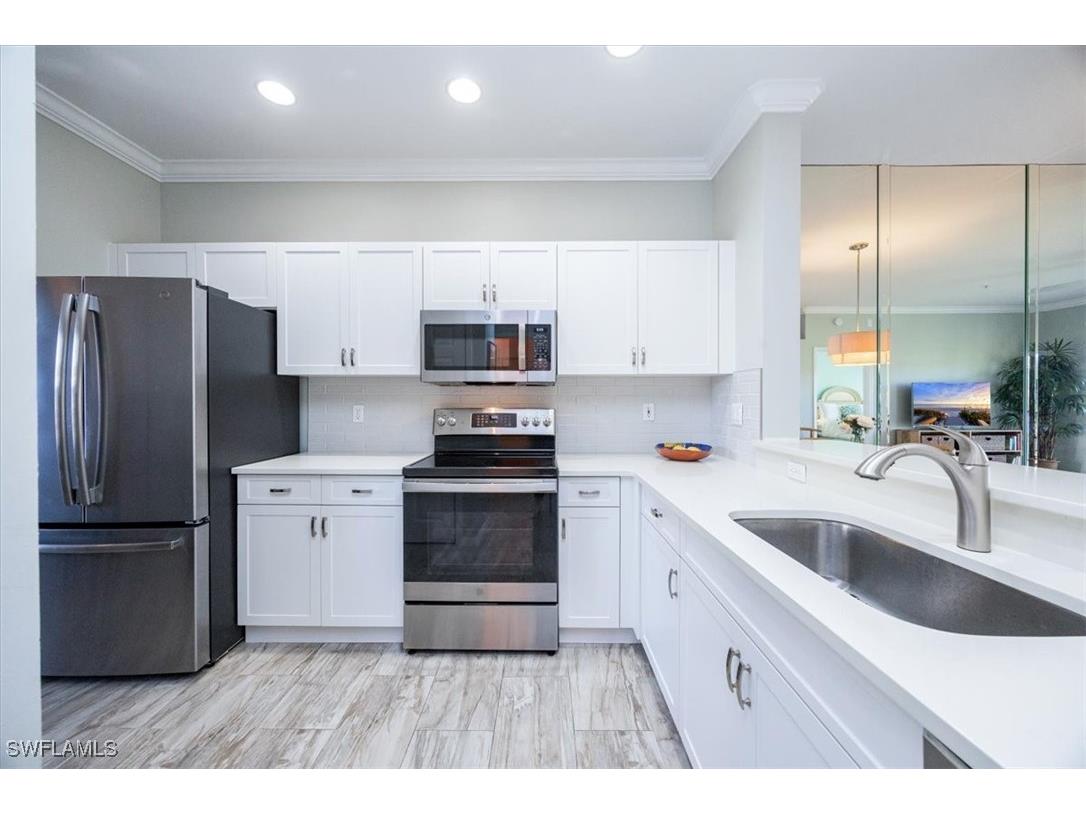 200 Vintage Circle #D202 Naples FL 34119 224102390 image1