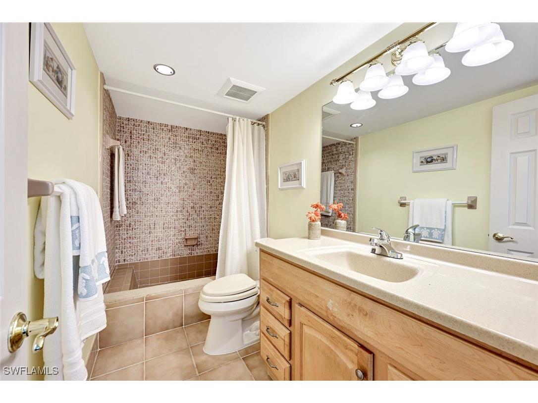 2000 Alamanda Drive #104 Naples FL 34102 225076157 image28