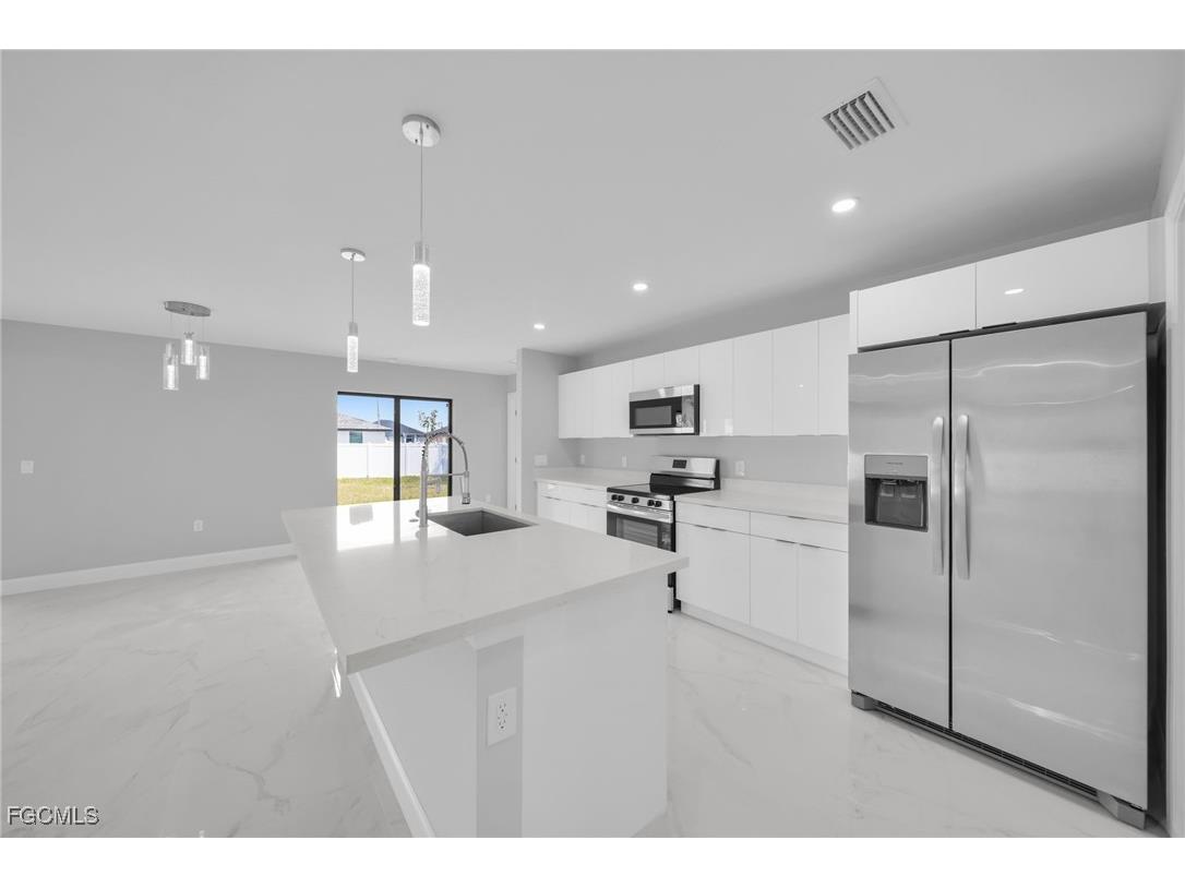 2001 NW 20th Street Cape Coral FL 33993 2025005965 image3