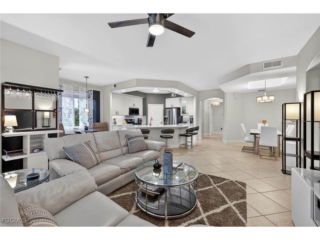 2001 Tarpon Bay Drive N #102 Naples FL 34119 2025023161 image2