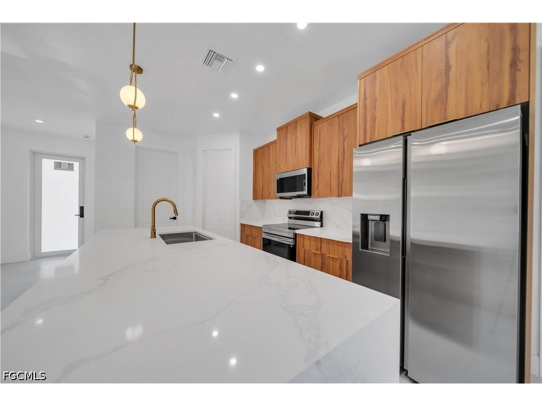 2005 Robert Avenue Alva FL 33920 2026020535 image9