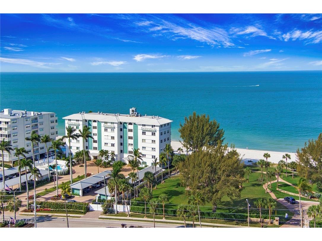 2011 Gulf Shore Boulevard N #56 Naples FL 34102 225072418 image24