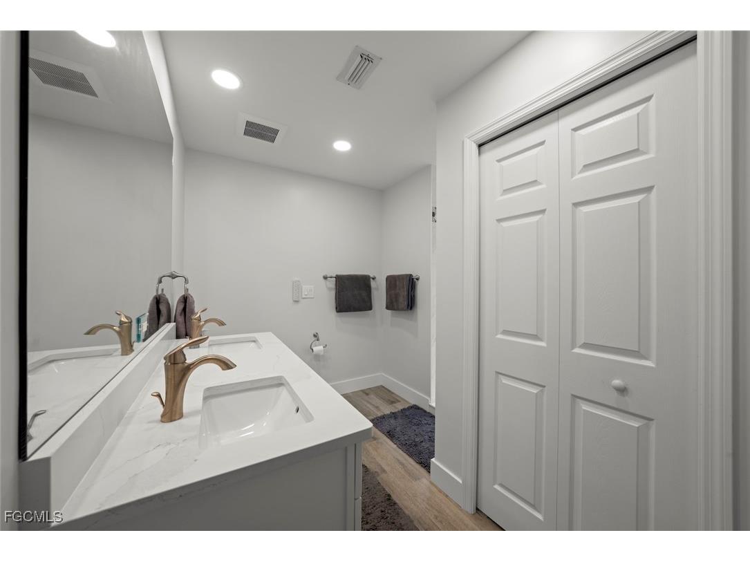 2011 Mitzi Lane Sanibel FL 33957 2025017704 image20