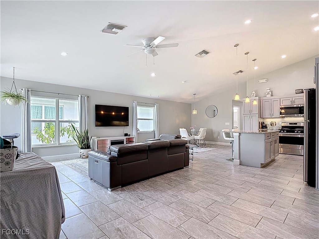 202 Village Circle #20 Labelle FL 33935 2025003918 image3