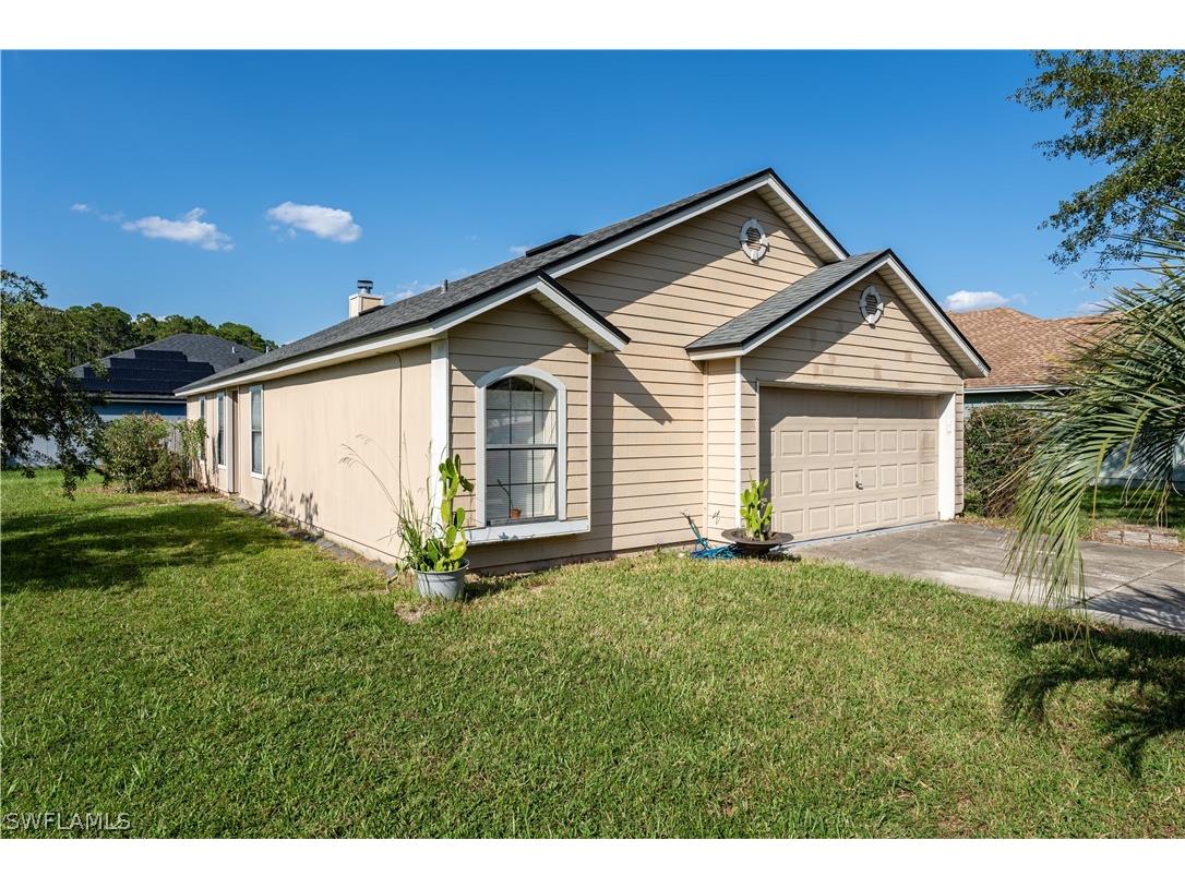 2022 Hunters Trace Circle Middleburg FL 32068 224043717 image1