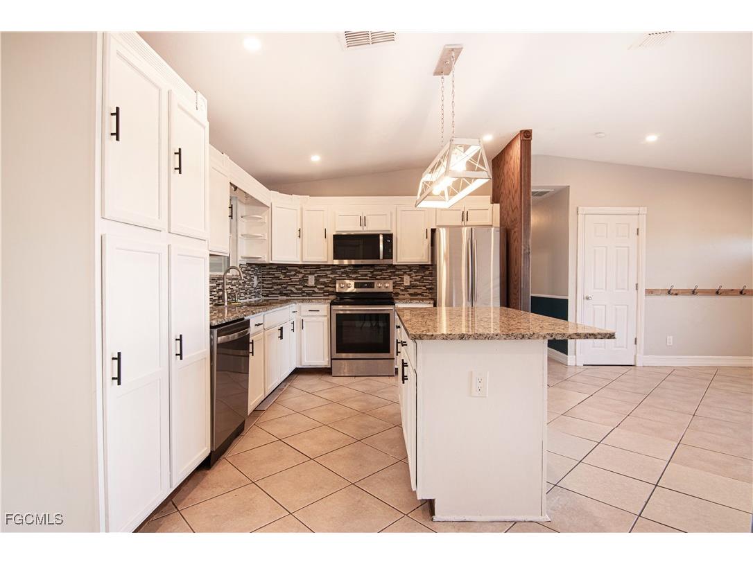 2022 NE 10th Place Cape Coral FL 33909 2025023745 image6