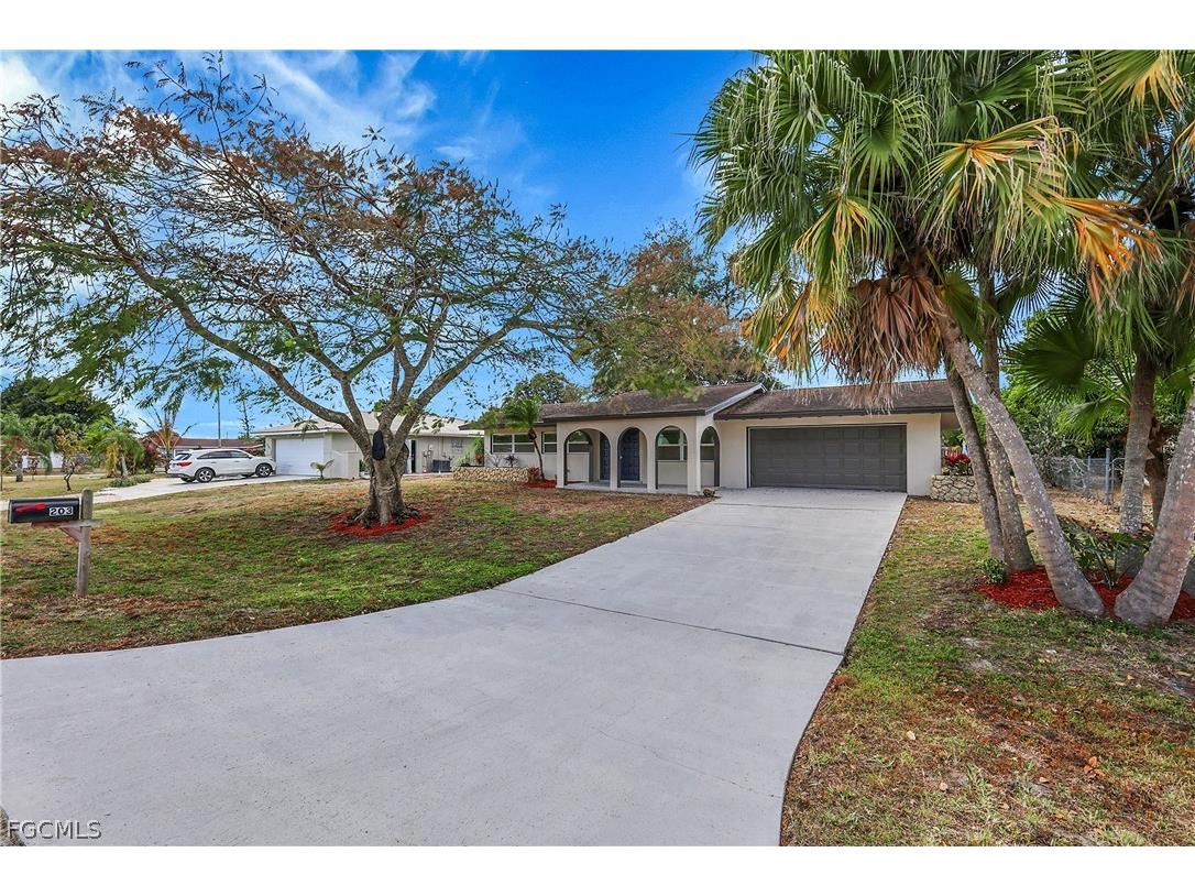 203 Lowry Avenue Lehigh Acres FL 33936 2026003725 image2
