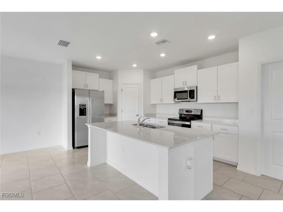 20360 Caroline Creek Place Lehigh Acres FL 33974 2025015648 image3