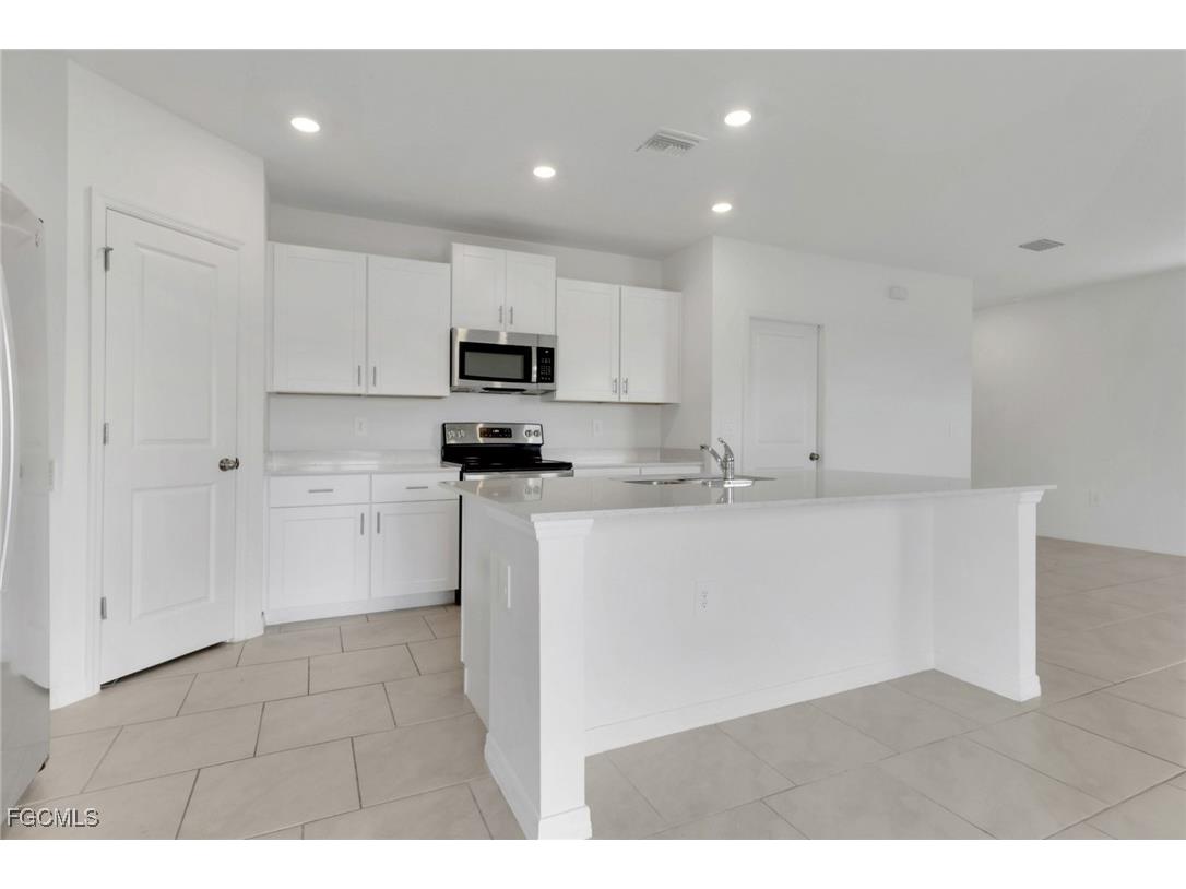 20360 Caroline Creek Place Lehigh Acres FL 33974 2025015648 image5