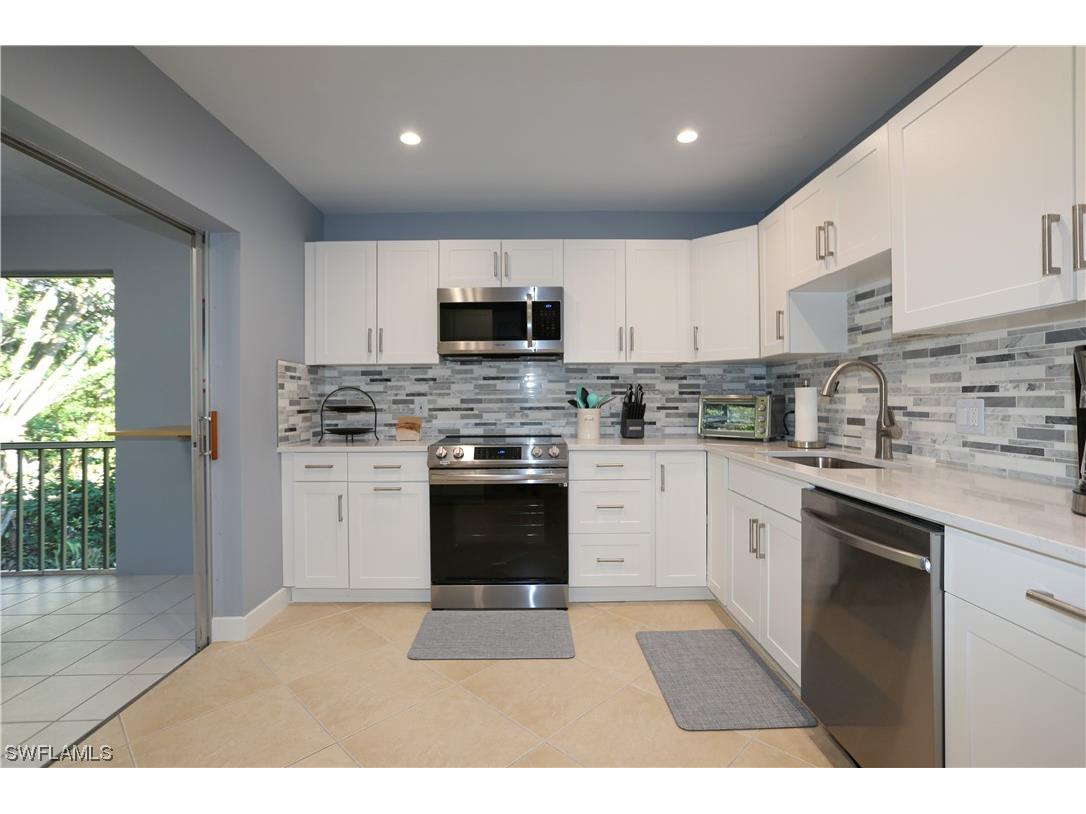 204 Bobolink Way #204B Naples FL 34105 223060317 image1