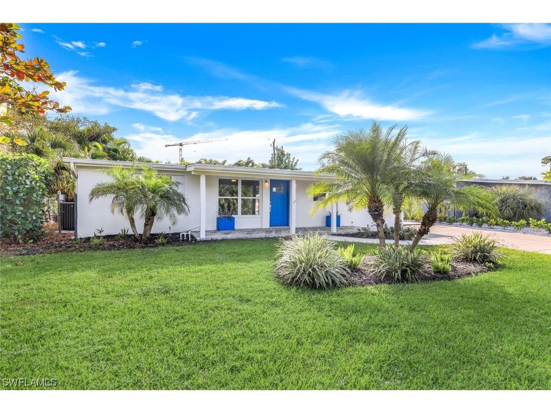 2048 Holiday Lane Naples FL 34104 223092128 image1