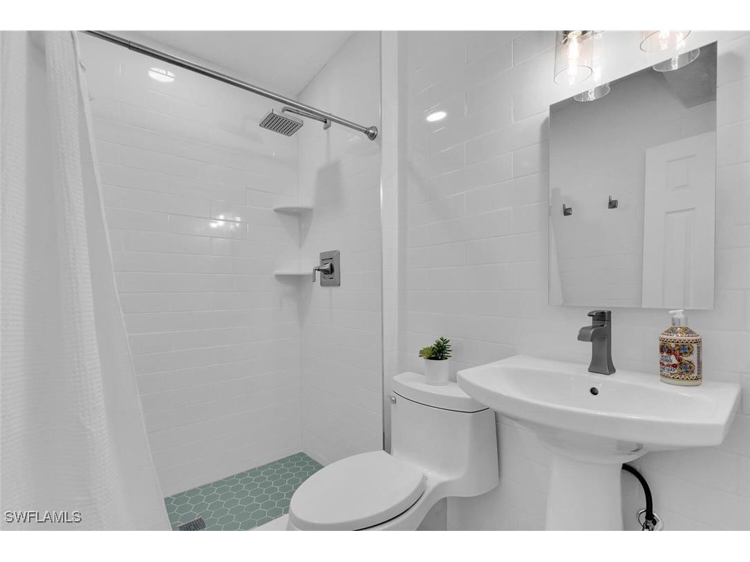 2048 Holiday Lane Naples FL 34104 225067919 image15