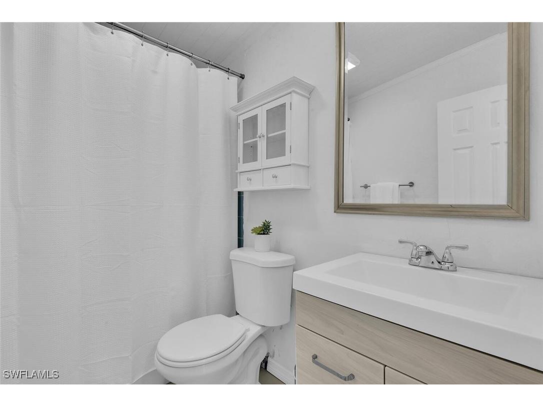 2048 Holiday Lane Naples FL 34104 225067919 image20