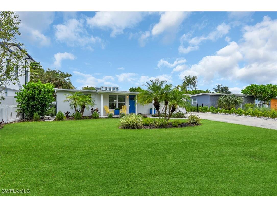 2048 Holiday Lane Naples FL 34104 225067919 image3