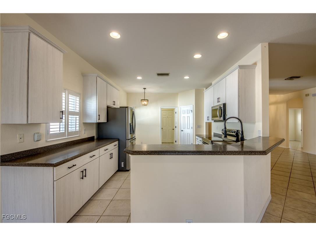 2060 Cape Heather Circle Cape Coral FL 33991 2025009652 image7