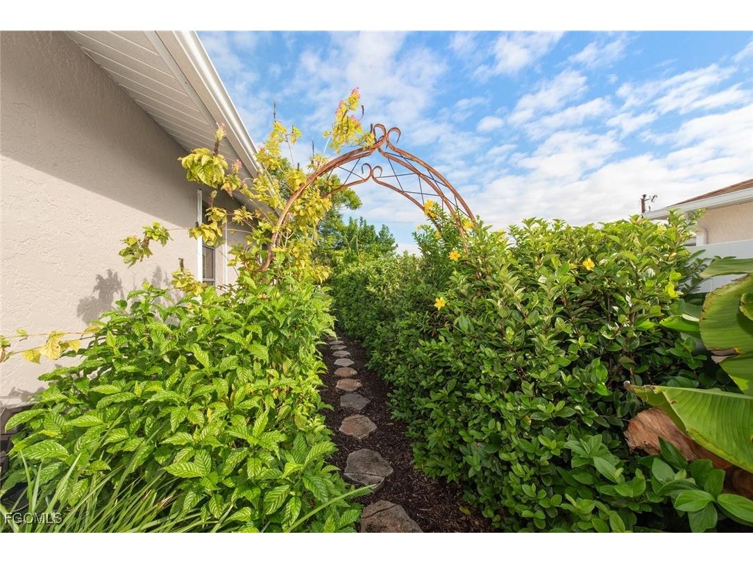 207 SE 43rd Lane Cape Coral FL 33904 2025018294 image18