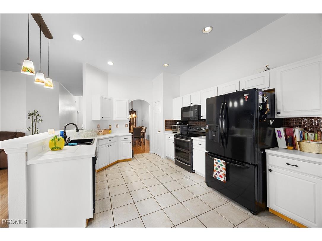 2073 Cape Heather Circle Cape Coral FL 33991 2025016571 image11