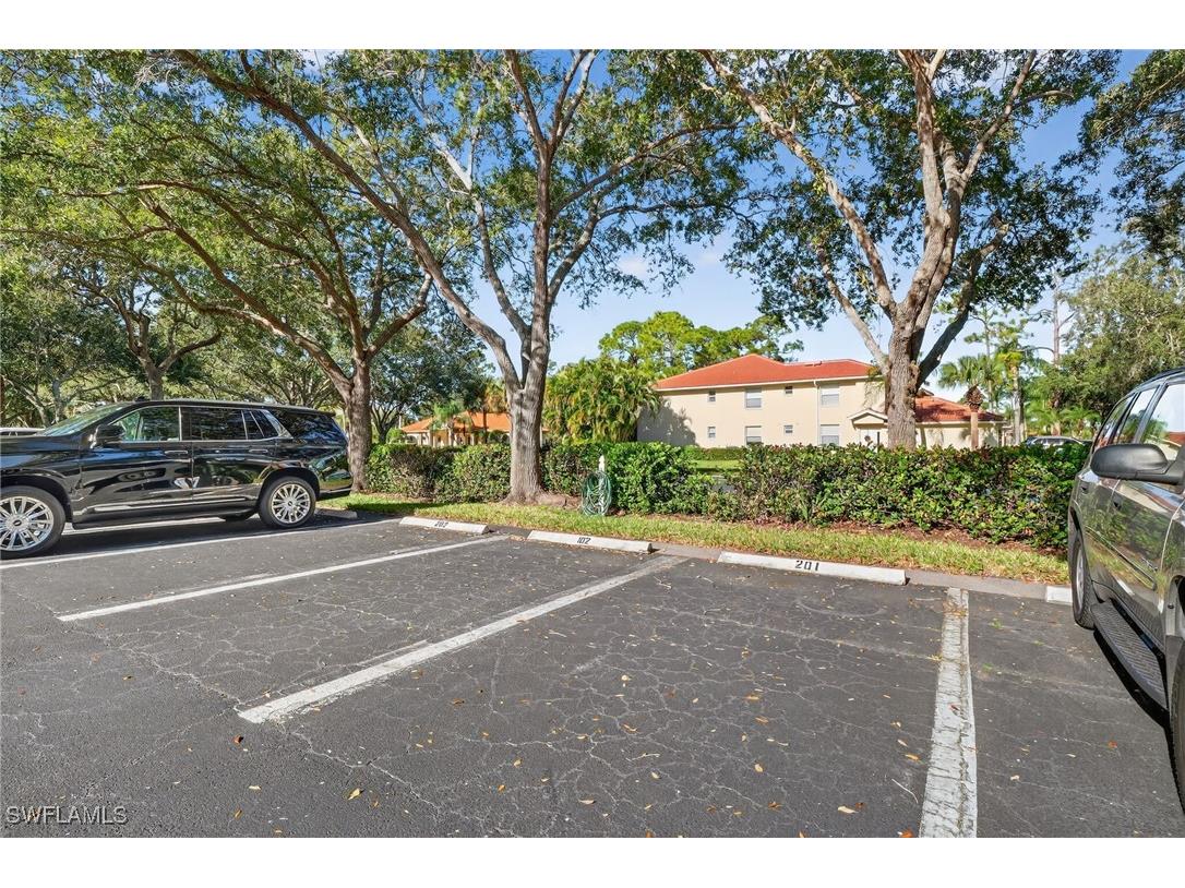 209 Robin Hood Circle #201 Naples FL 34104 225083859 image16
