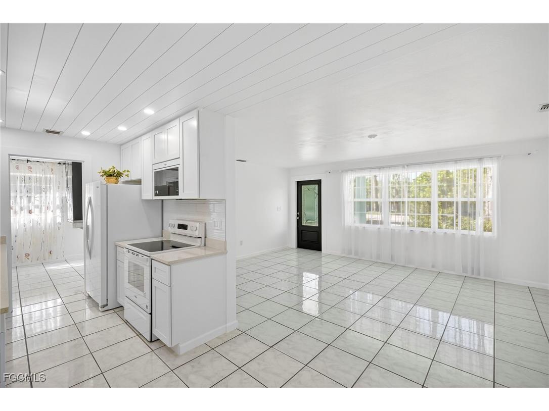21 E Mariana Avenue North Fort Myers FL 33917 2025011423 image12