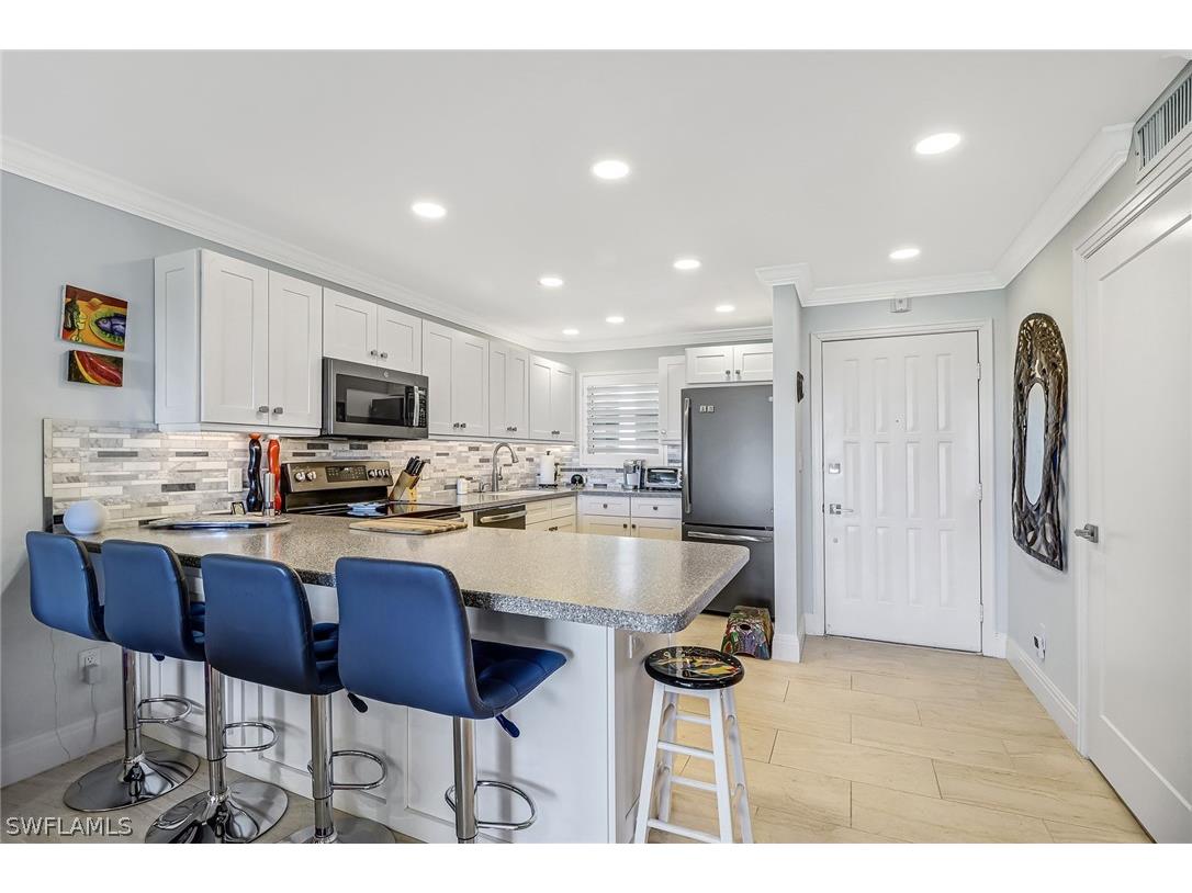 21 High Point Circle E #506 Naples FL 34103 223007768 image1