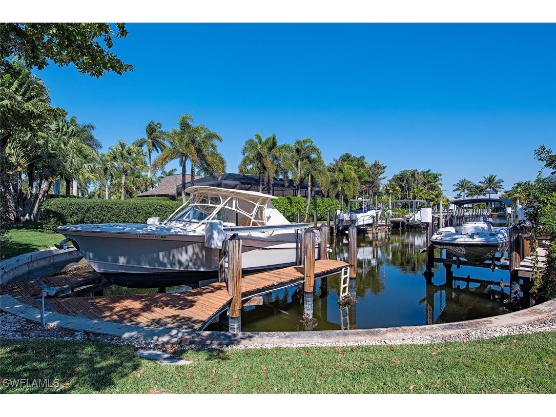 2100 Shad Court Naples FL 34102 224085511 image1