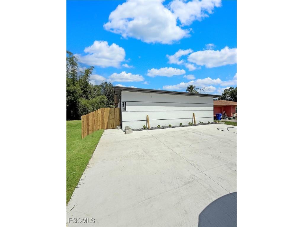 2103 French Street Fort Myers FL 33916 2025010882 image1