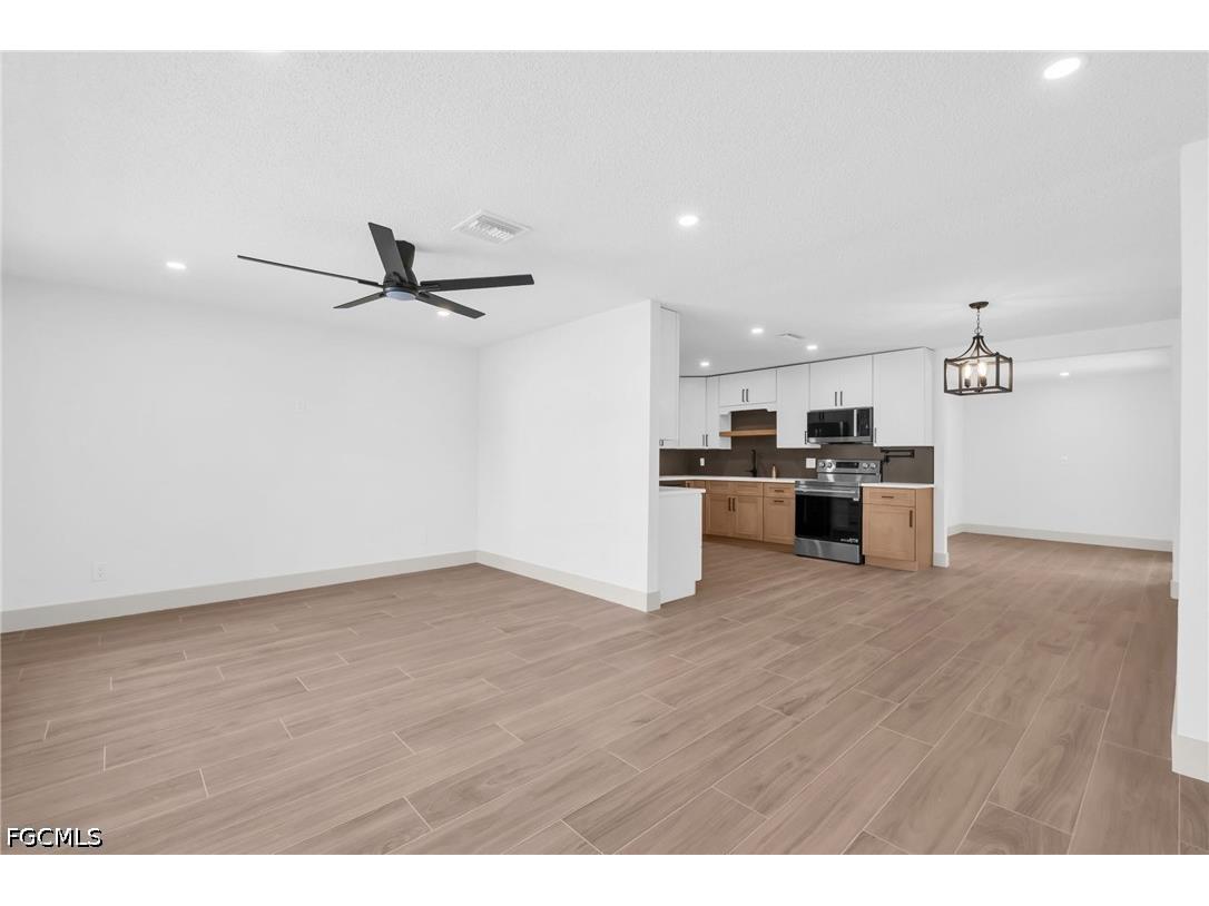 2114 Davis Boulevard Fort Myers FL 33905 2026024776 image4