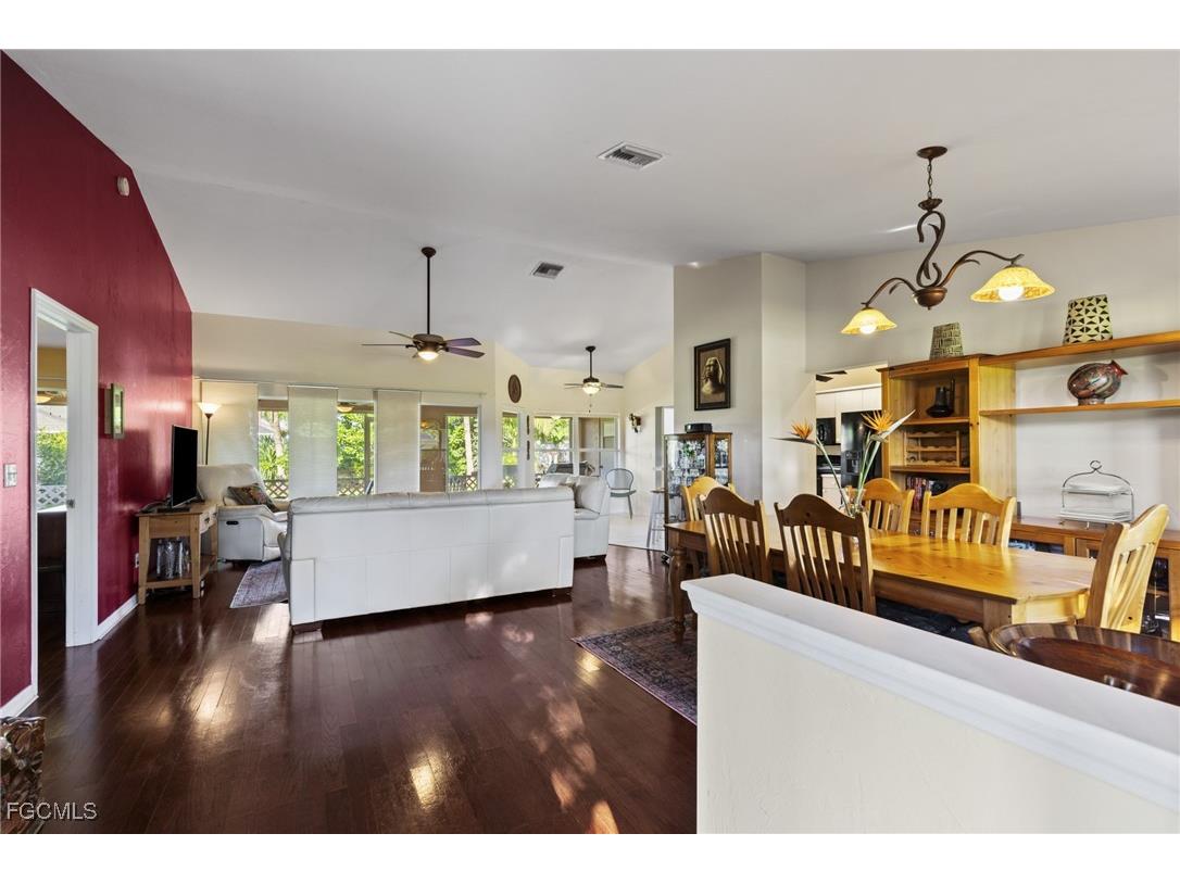 2114 SE 8th Place Cape Coral FL 33990 2025012332 image3