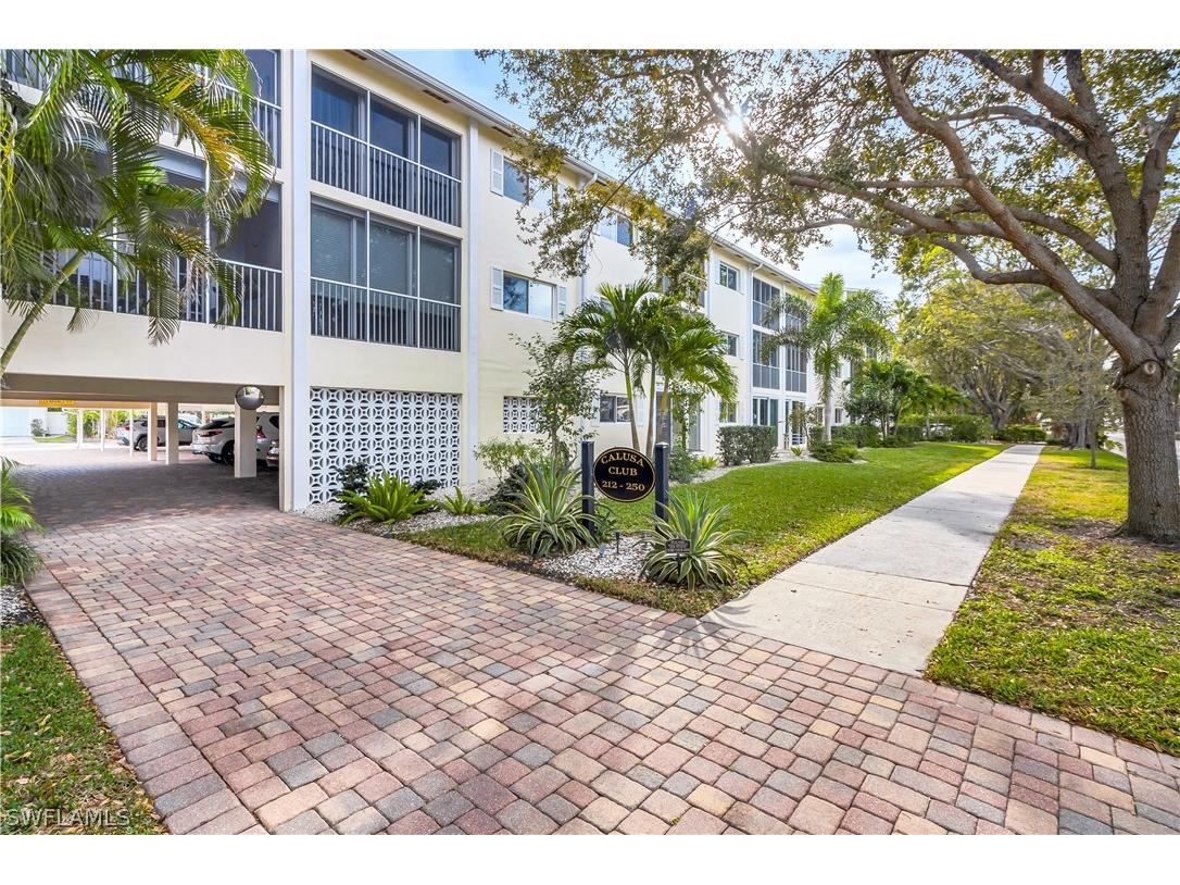 212 Banyan Boulevard #212 Naples FL 34102 224027118 image1