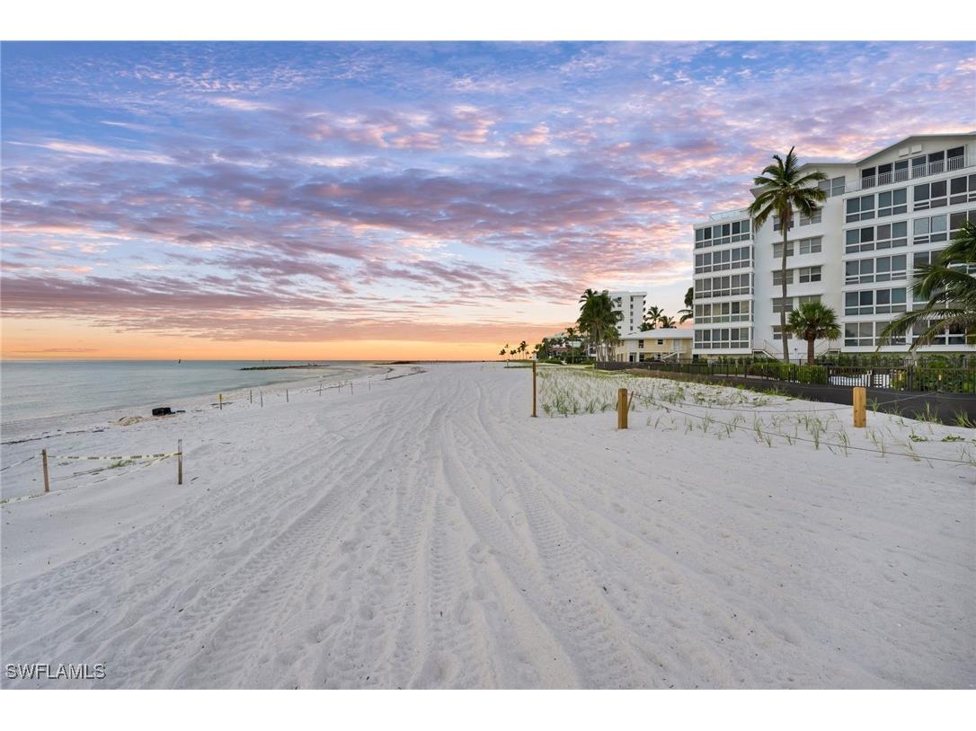 2121 Gulf Shore Boulevard N #305 Naples FL 34102 225072365 image21