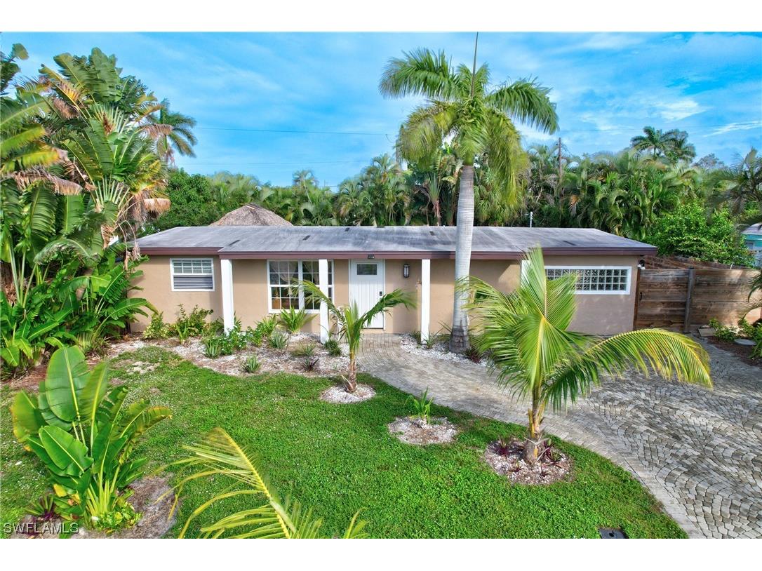 2123 Holiday Lane Naples FL 34104 223095634 image1