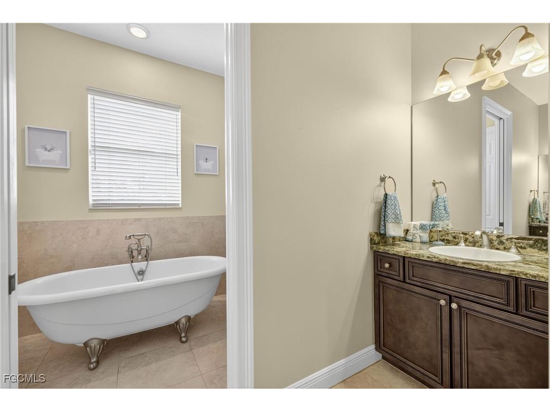 2123 SE 25th Lane Cape Coral FL 33904 2025010220 image34