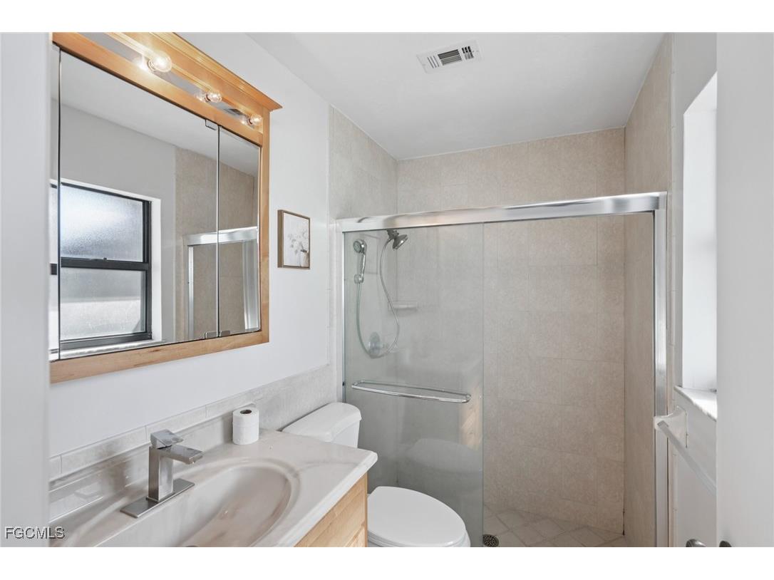 2128 NE 9th Place Cape Coral FL 33909 2025013120 image18