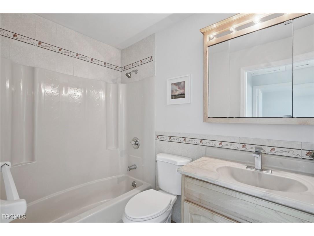 2128 NE 9th Place Cape Coral FL 33909 2025013120 image20