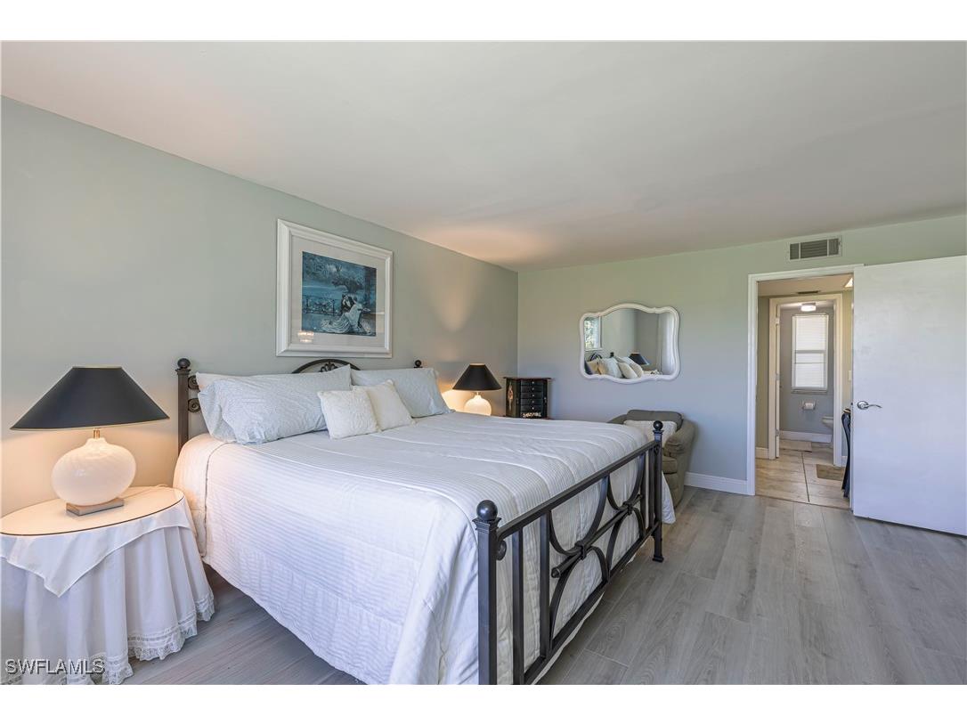 213 Memory Ln #4 Naples FL 34112 225084852 image18