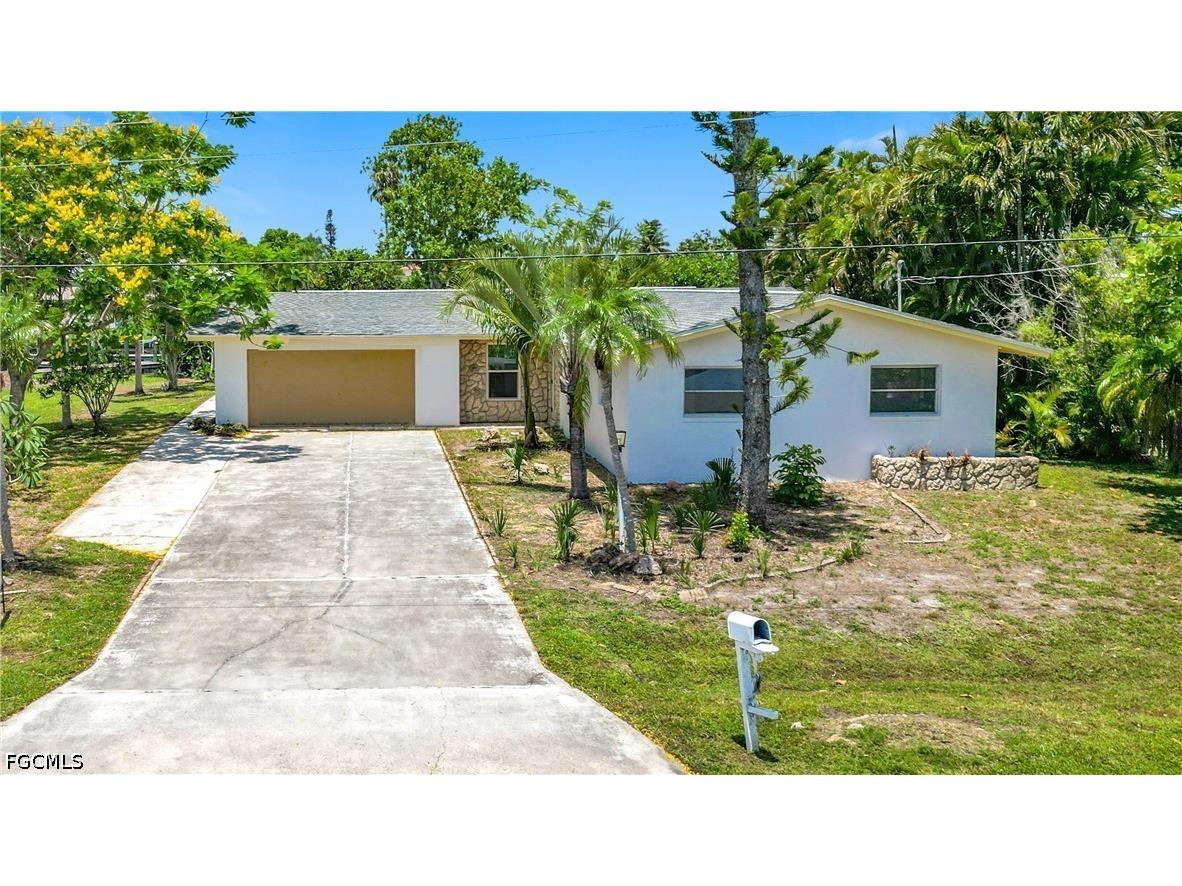 2137 Saint Croix Avenue Fort Myers FL 33905 2026026418 image1