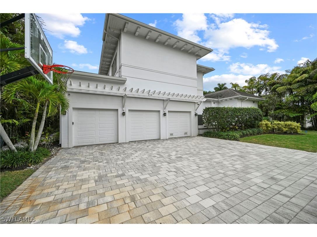 215 3rd Avenue N Naples FL 34102 226010516 image48