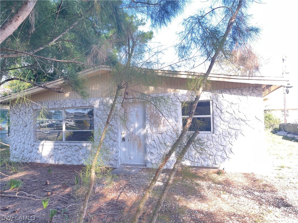 2165 Davis Court Fort Myers FL 33916 224022180 image1