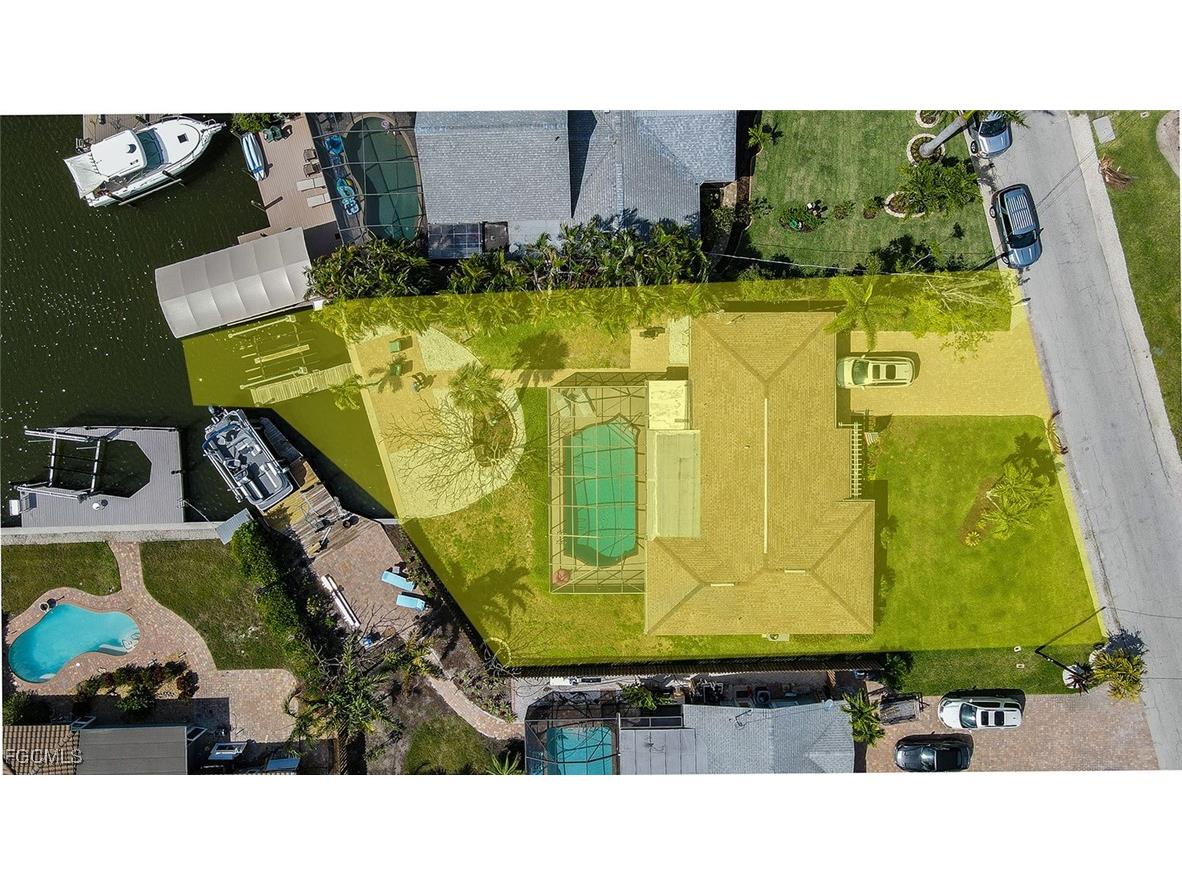 220 Albatross Street Fort Myers Beach FL 33931 2025021355 image1