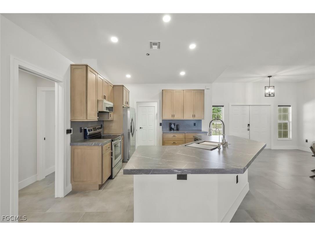 2200 NE 9th Avenue Cape Coral FL 33909 2026009709 image6