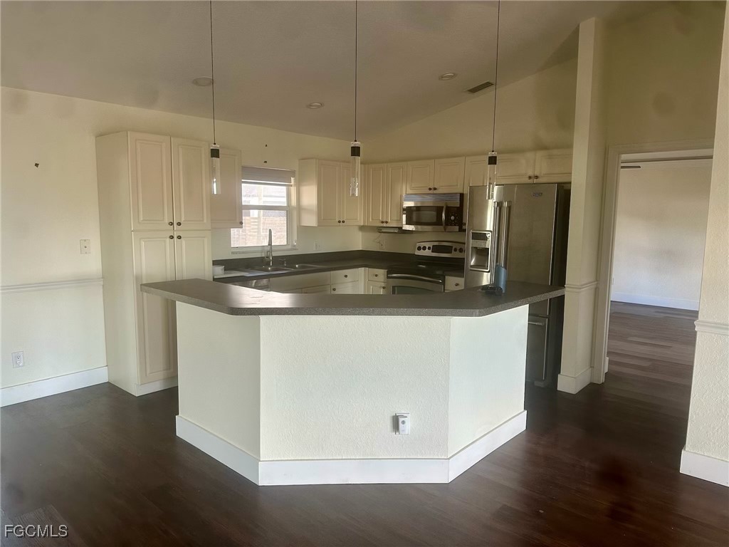 2205 NE 8th Place Cape Coral FL 33909 2026005660 image4