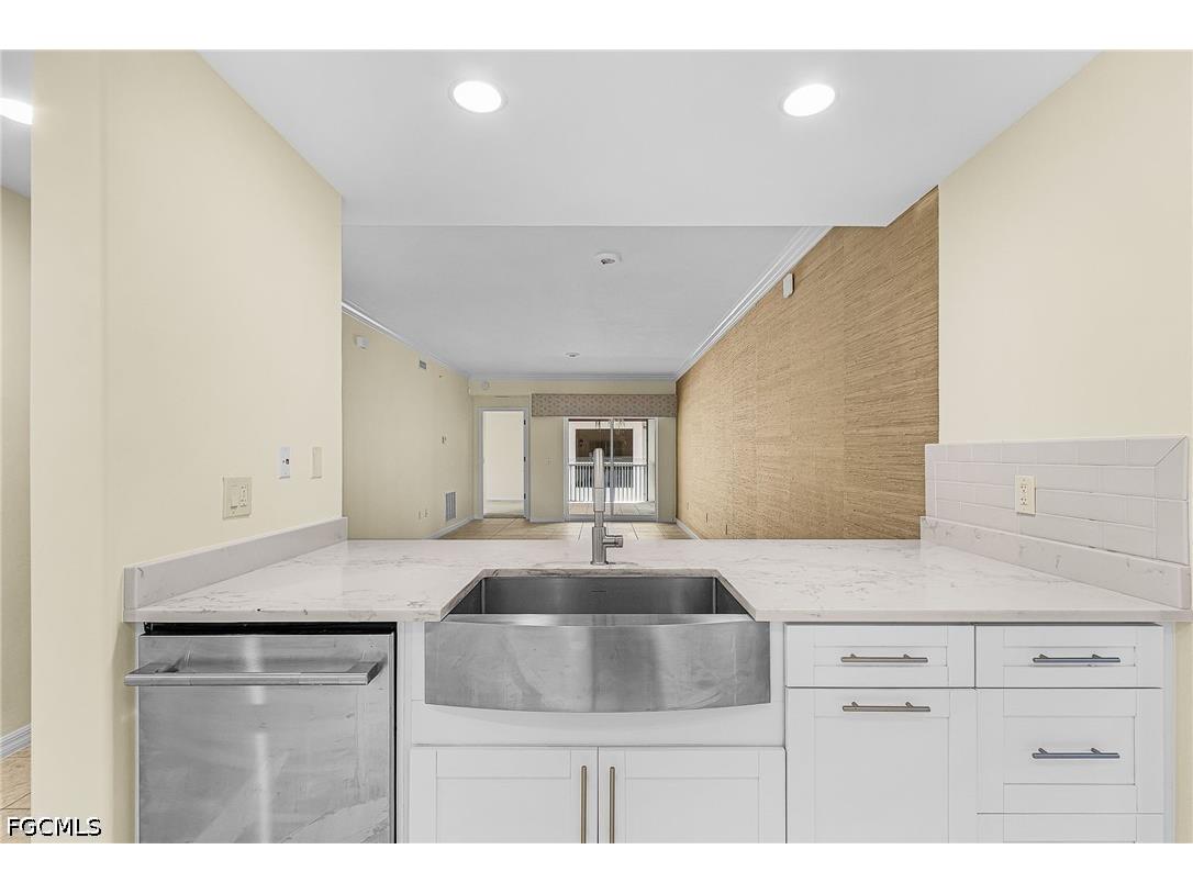 221 9th Street S #301 Naples FL 34102 2026019405 image8